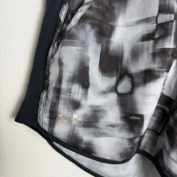 Under Armour Womens HeatGear Running Shorts Medium Black Grey Abstract - Picture 3 of 8